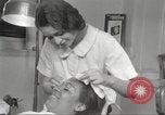 Immagine di Salone di bellezza per donne afroamericane ad Harlem New York City USA, 1940, secondo 37 filmato di repertorio 65675063284
