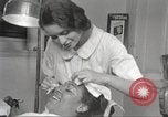 Immagine di Salone di bellezza per donne afroamericane ad Harlem New York City USA, 1940, secondo 38 filmato di repertorio 65675063284