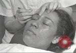 Immagine di Salone di bellezza per donne afroamericane ad Harlem New York City USA, 1940, secondo 39 filmato di repertorio 65675063284
