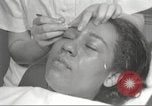 Immagine di Salone di bellezza per donne afroamericane ad Harlem New York City USA, 1940, secondo 40 filmato di repertorio 65675063284