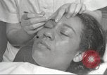 Immagine di Salone di bellezza per donne afroamericane ad Harlem New York City USA, 1940, secondo 41 filmato di repertorio 65675063284