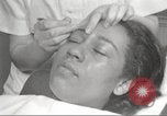Immagine di Salone di bellezza per donne afroamericane ad Harlem New York City USA, 1940, secondo 42 filmato di repertorio 65675063284
