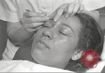 Immagine di Salone di bellezza per donne afroamericane ad Harlem New York City USA, 1940, secondo 43 filmato di repertorio 65675063284