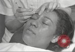 Immagine di Salone di bellezza per donne afroamericane ad Harlem New York City USA, 1940, secondo 44 filmato di repertorio 65675063284