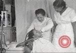 Immagine di Salone di bellezza per donne afroamericane ad Harlem New York City USA, 1940, secondo 45 filmato di repertorio 65675063284
