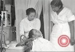 Immagine di Salone di bellezza per donne afroamericane ad Harlem New York City USA, 1940, secondo 49 filmato di repertorio 65675063284