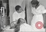 Immagine di Salone di bellezza per donne afroamericane ad Harlem New York City USA, 1940, secondo 51 filmato di repertorio 65675063284