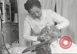 Immagine di Salone di bellezza per donne afroamericane ad Harlem New York City USA, 1940, secondo 52 filmato di repertorio 65675063284