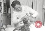 Immagine di Salone di bellezza per donne afroamericane ad Harlem New York City USA, 1940, secondo 55 filmato di repertorio 65675063284