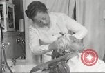 Immagine di Salone di bellezza per donne afroamericane ad Harlem New York City USA, 1940, secondo 57 filmato di repertorio 65675063284