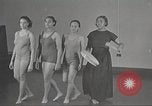 Immagine di Per donna giovane Associazione Cristiana New York United States USA, 1940, secondo 18 filmato di repertorio 65675063285