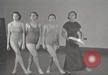 Immagine di Per donna giovane Associazione Cristiana New York United States USA, 1940, secondo 19 filmato di repertorio 65675063285