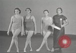 Immagine di Per donna giovane Associazione Cristiana New York United States USA, 1940, secondo 23 filmato di repertorio 65675063285