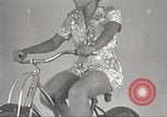 Immagine di Per donna giovane Associazione Cristiana New York United States USA, 1940, secondo 16 filmato di repertorio 65675063290