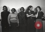 Immagine di Per donna giovane Associazione Cristiana New York United States USA, 1940, secondo 15 filmato di repertorio 65675063292