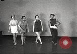 Immagine di Per donna giovane Associazione Cristiana Harlem New York City USA, 1940, secondo 8 filmato di repertorio 65675063293