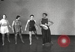 Immagine di Per donna giovane Associazione Cristiana Harlem New York City USA, 1940, secondo 10 filmato di repertorio 65675063293
