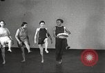 Immagine di Per donna giovane Associazione Cristiana Harlem New York City USA, 1940, secondo 11 filmato di repertorio 65675063293