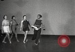 Immagine di Per donna giovane Associazione Cristiana Harlem New York City USA, 1940, secondo 15 filmato di repertorio 65675063293