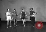 Immagine di Per donna giovane Associazione Cristiana Harlem New York City USA, 1940, secondo 17 filmato di repertorio 65675063293