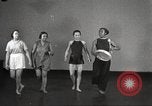 Immagine di Per donna giovane Associazione Cristiana Harlem New York City USA, 1940, secondo 18 filmato di repertorio 65675063293