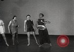 Immagine di Per donna giovane Associazione Cristiana Harlem New York City USA, 1940, secondo 19 filmato di repertorio 65675063293