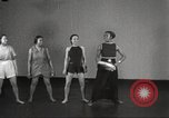 Immagine di Per donna giovane Associazione Cristiana Harlem New York City USA, 1940, secondo 20 filmato di repertorio 65675063293