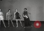 Immagine di Per donna giovane Associazione Cristiana Harlem New York City USA, 1940, secondo 22 filmato di repertorio 65675063293