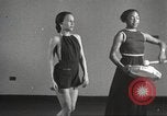 Immagine di Per donna giovane Associazione Cristiana Harlem New York City USA, 1940, secondo 23 filmato di repertorio 65675063293
