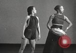Immagine di Per donna giovane Associazione Cristiana Harlem New York City USA, 1940, secondo 24 filmato di repertorio 65675063293