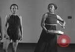 Immagine di Per donna giovane Associazione Cristiana Harlem New York City USA, 1940, secondo 27 filmato di repertorio 65675063293