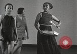 Immagine di Per donna giovane Associazione Cristiana Harlem New York City USA, 1940, secondo 28 filmato di repertorio 65675063293