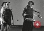 Immagine di Per donna giovane Associazione Cristiana Harlem New York City USA, 1940, secondo 29 filmato di repertorio 65675063293