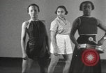 Immagine di Per donna giovane Associazione Cristiana Harlem New York City USA, 1940, secondo 31 filmato di repertorio 65675063293