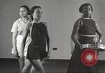 Immagine di Per donna giovane Associazione Cristiana Harlem New York City USA, 1940, secondo 32 filmato di repertorio 65675063293