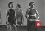 Immagine di Per donna giovane Associazione Cristiana Harlem New York City USA, 1940, secondo 33 filmato di repertorio 65675063293