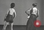 Immagine di Per donna giovane Associazione Cristiana Harlem New York City USA, 1940, secondo 35 filmato di repertorio 65675063293