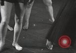 Immagine di Per donna giovane Associazione Cristiana Harlem New York City USA, 1940, secondo 43 filmato di repertorio 65675063293