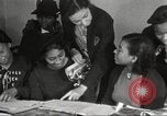 Immagine di Per donna giovane Associazione Cristiana Harlem New York City USA, 1940, secondo 17 filmato di repertorio 65675063294