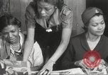 Immagine di Per donna giovane Associazione Cristiana Harlem New York City USA, 1940, secondo 22 filmato di repertorio 65675063294