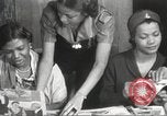 Immagine di Per donna giovane Associazione Cristiana Harlem New York City USA, 1940, secondo 23 filmato di repertorio 65675063294