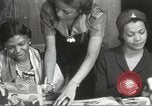 Immagine di Per donna giovane Associazione Cristiana Harlem New York City USA, 1940, secondo 24 filmato di repertorio 65675063294