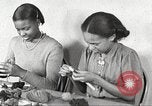 Immagine di Per donna giovane Associazione Cristiana Harlem New York City USA, 1940, secondo 51 filmato di repertorio 65675063294