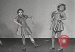 Immagine di Danza presso la Young Women's Christian Association Harlem New York City USA, 1940, secondo 8 filmato di repertorio 65675063295
