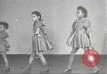 Immagine di Danza presso la Young Women's Christian Association Harlem New York City USA, 1940, secondo 15 filmato di repertorio 65675063295