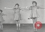 Immagine di Danza presso la Young Women's Christian Association Harlem New York City USA, 1940, secondo 17 filmato di repertorio 65675063295