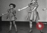 Immagine di Danza presso la Young Women's Christian Association Harlem New York City USA, 1940, secondo 27 filmato di repertorio 65675063295