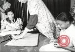 Immagine di Per donna giovane Associazione Cristiana Harlem New York City USA, 1940, secondo 61 filmato di repertorio 65675063299