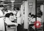 Immagine di Salone di bellezza dell'Associazione cristiana delle giovani Donne Harlem New York City USA, 1940, secondo 17 filmato di repertorio 65675063300