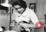 Immagine di Salone di bellezza dell'Associazione cristiana delle giovani Donne Harlem New York City USA, 1940, secondo 43 filmato di repertorio 65675063300